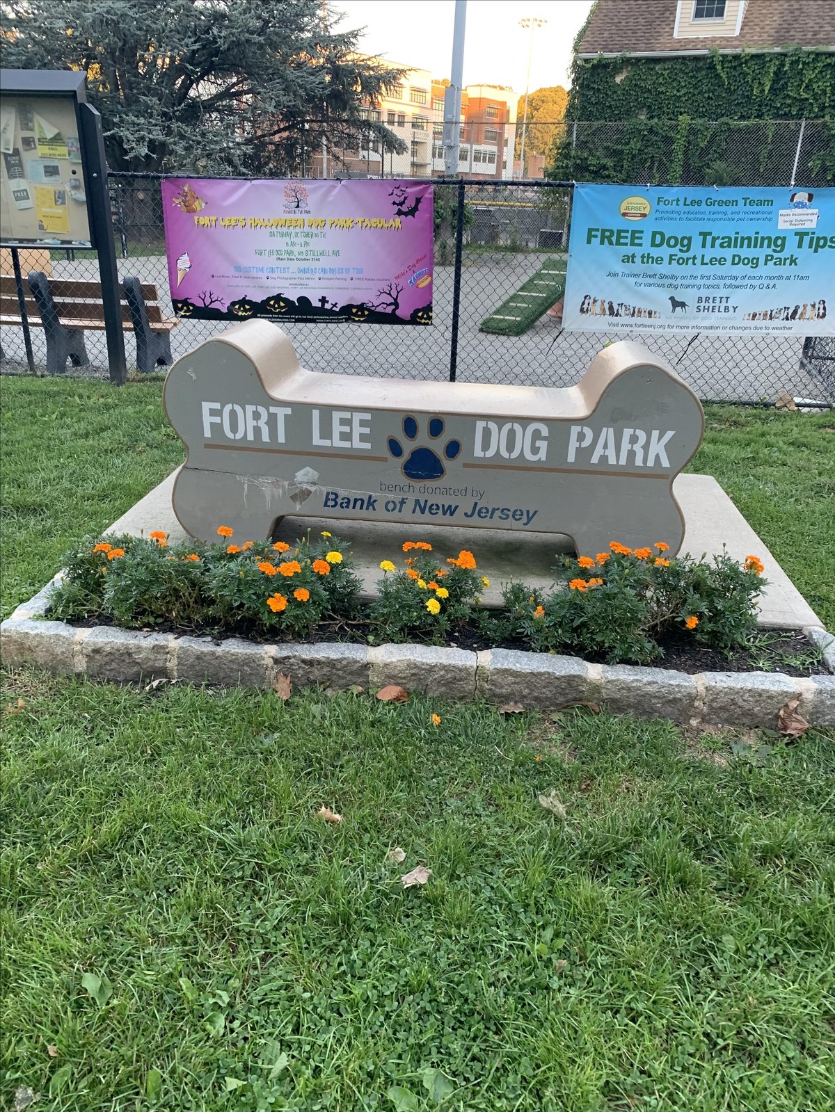 Photo of the sign at dog-friendly Fort Lee Dog Park in Fort Lee, NJ.