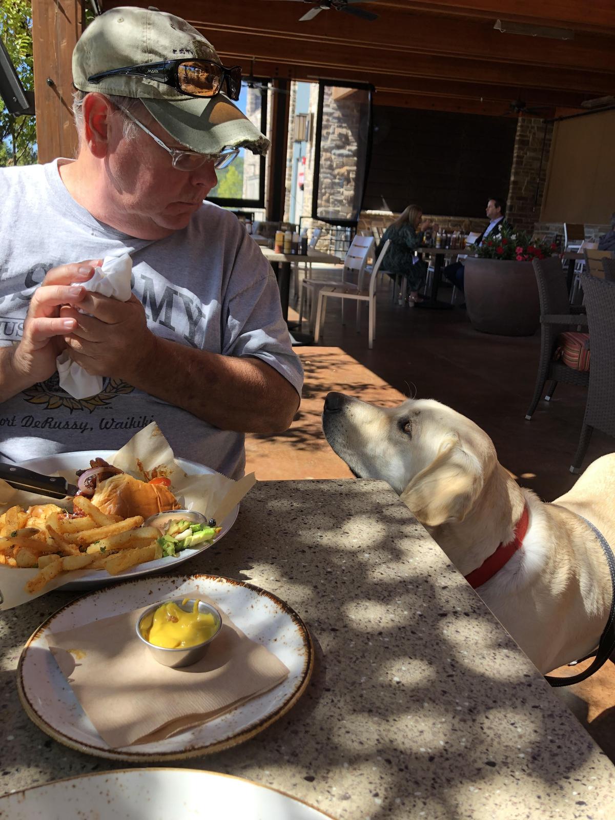 Places to eat clearance dog friendly near me