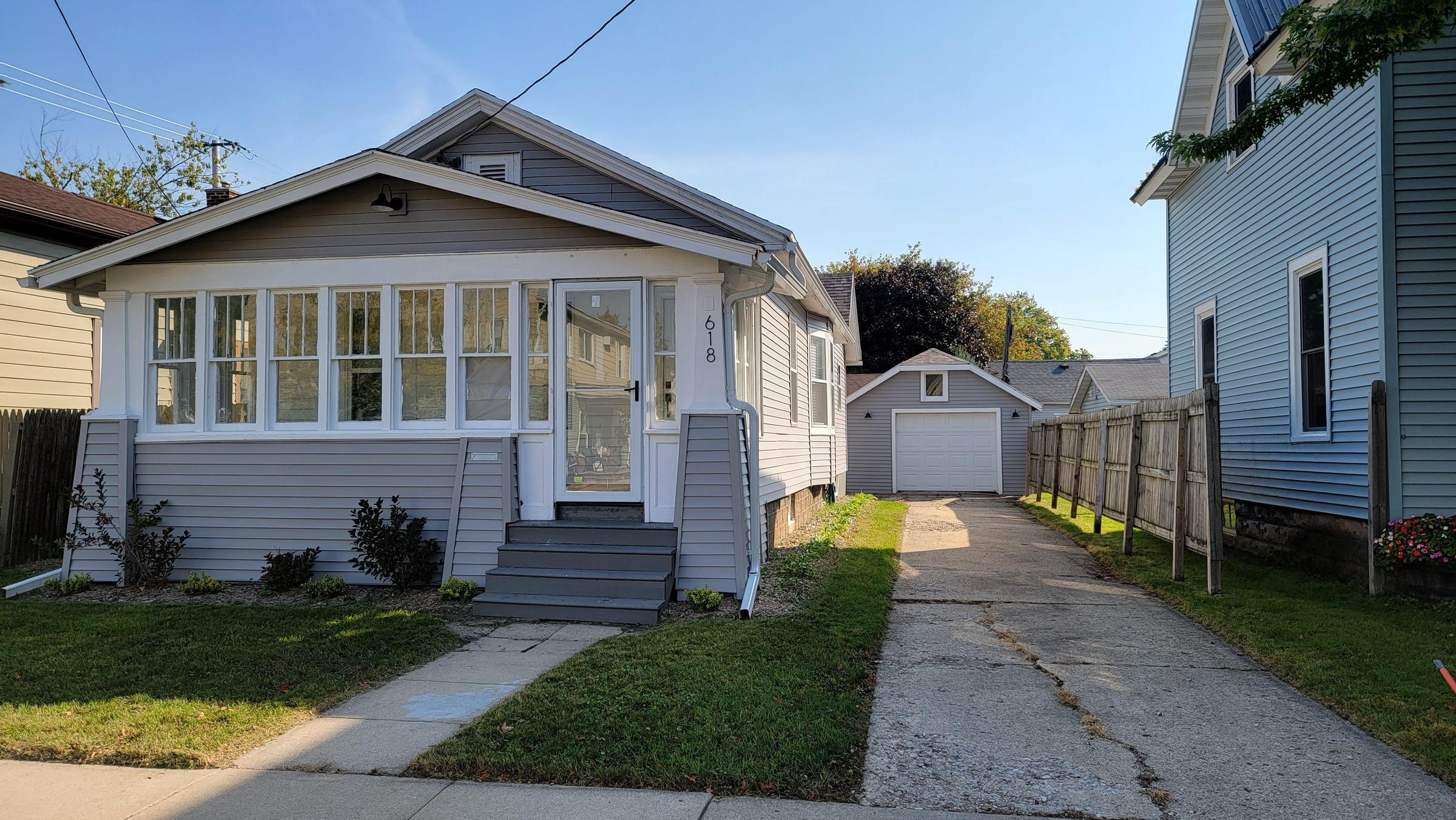 Midterm Modern Furnished House Downtown Pet Policy