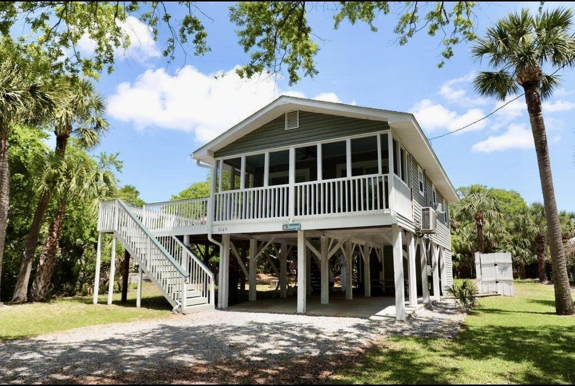 Exterior of a dog-friendly Edisto Island vacation rental.