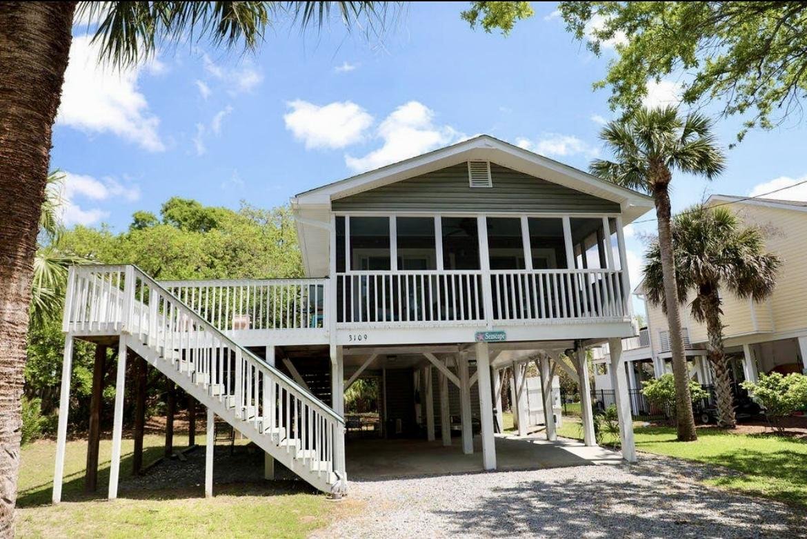 Entrance to an Edisto Island vacation rental that allows pets.