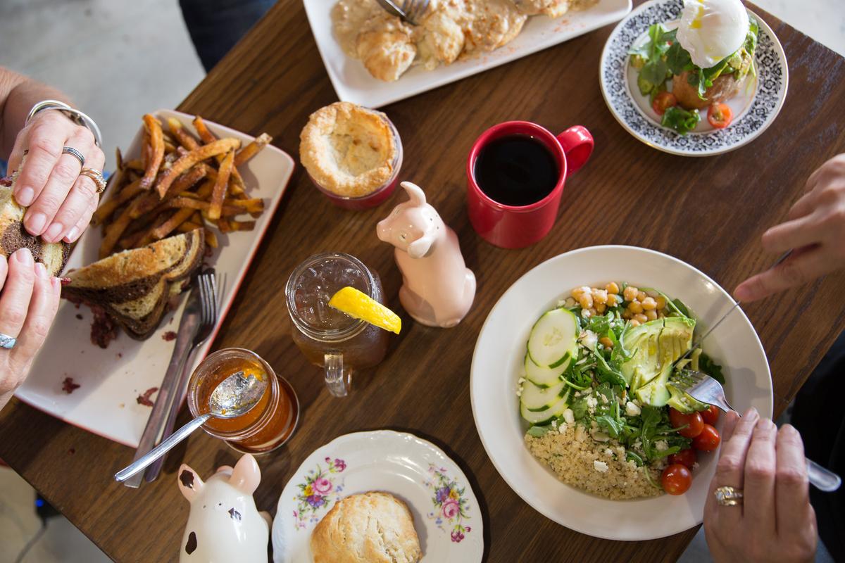 Breakfast places that sales allow dogs near me