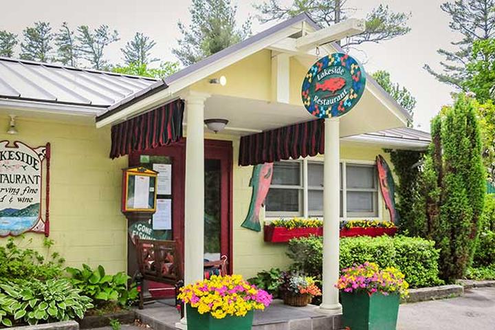 Dog Friendly Restaurants In Highlands Nc Bringfido Highlands N C Restaurants Open Christmas Day 2021