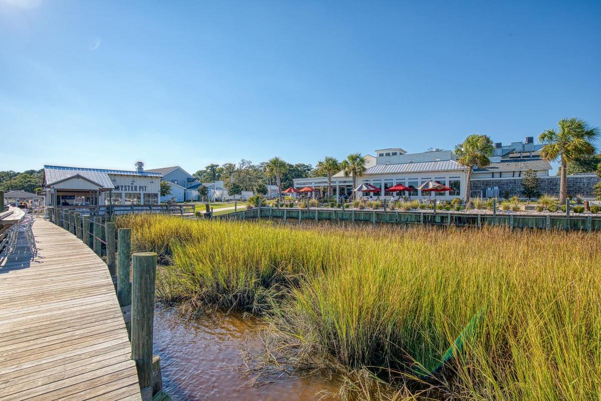 The Oyster Rock Waterfront Seafood Is Pet Friendly