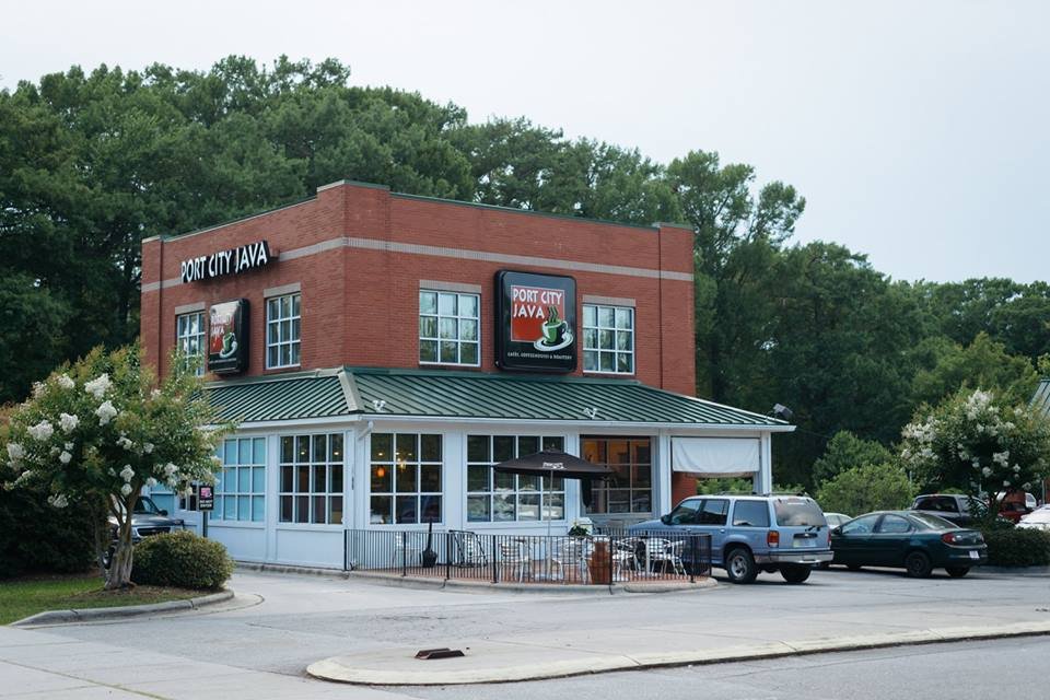 Picture of the outdoor tables at Port City Java, a pet-friendly coffee shop in Wilmington, NC.